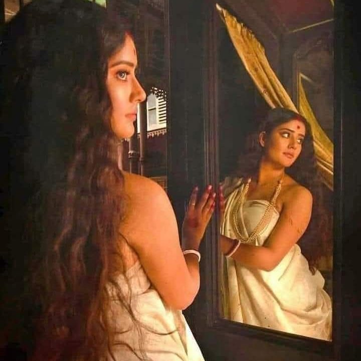 मनुष्य जब प्रेम के कमल पर खड़ा होता है,
कमल के नीचे का कीचड़ भी सुंदर दिखाई देता है...

शुभ प्रभात 🌸