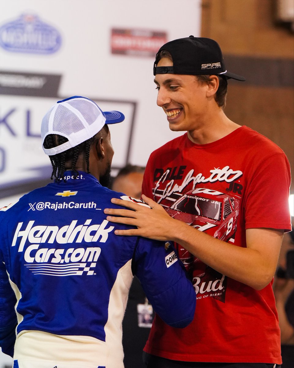 All smiles in Victory Lane. 😁