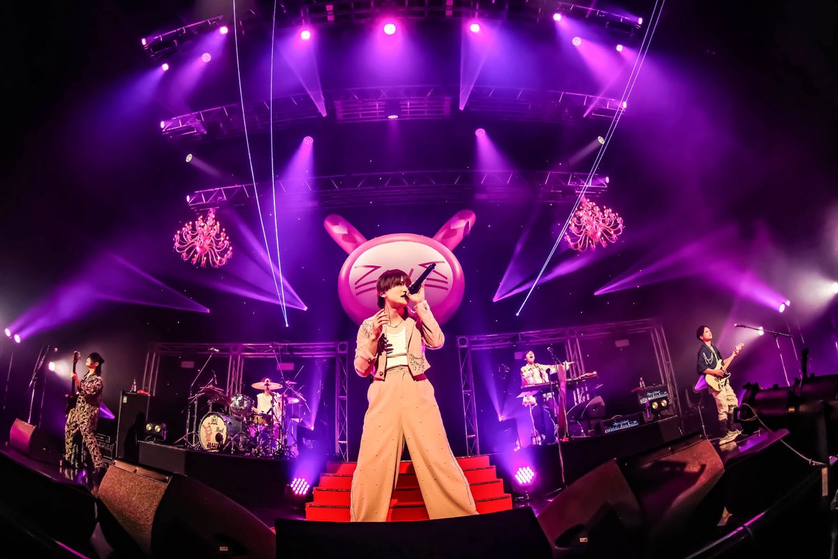【アンティック-珈琲店-】
📝ライヴレポート

＜LIVE CAFE 21st spring NYAPPY サクラ咲く頃にまたこうしてみんなで「でっかくなって会いたいね」とo(≧∀≦)o＞
2025年4月29日(火・祝) Zepp Haneda

“これまで”と“これから”を繋ぐ決意の一夜。
「一緒に幸せな人生を送れたらいいなって思いました。」