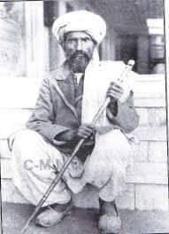 ګوډ ملا صاحب  که پاچا امیر امان الله ؟

پوره ۱۰۶ کاله مخکې امان الله خان د ښځې په ټیکري‌ پاچاهي ایله کړه.
پوره ۱۰۶ کاله وروسته ښايي زه په ټیکري ټویټر ایله کړم.

تاسو به وایاست چې ټویټر ته ګوره او پاچاهي ته ګوره.

د امان الله خان کار پاچاهي وه .
دغه یې رزق و روزي‌ ول.

زما کار