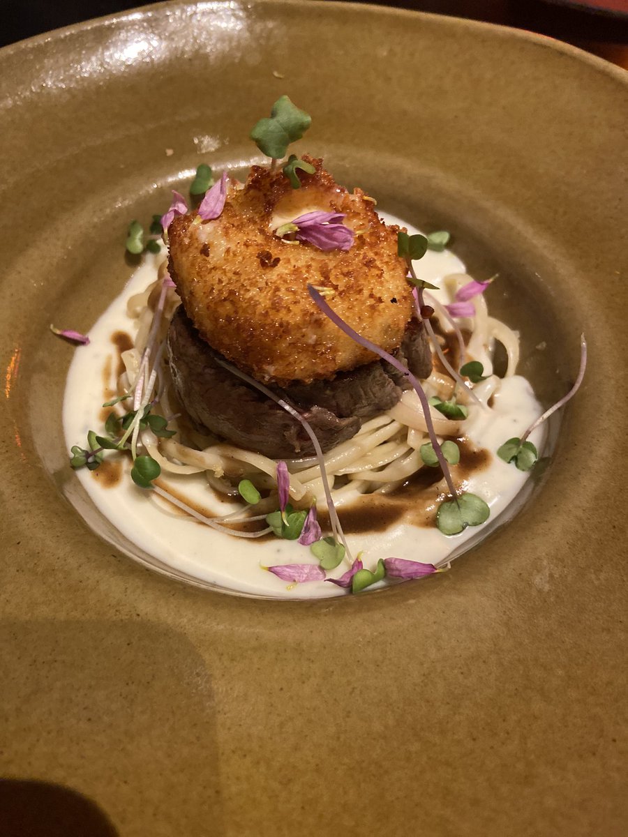 filé mignon ao molho de vinho, bombom de queijo trufado e fettuccine ao alho com emulsão de queijo 🤌🏾🤌🏾🤌🏾 

olha… tava divino!!!!