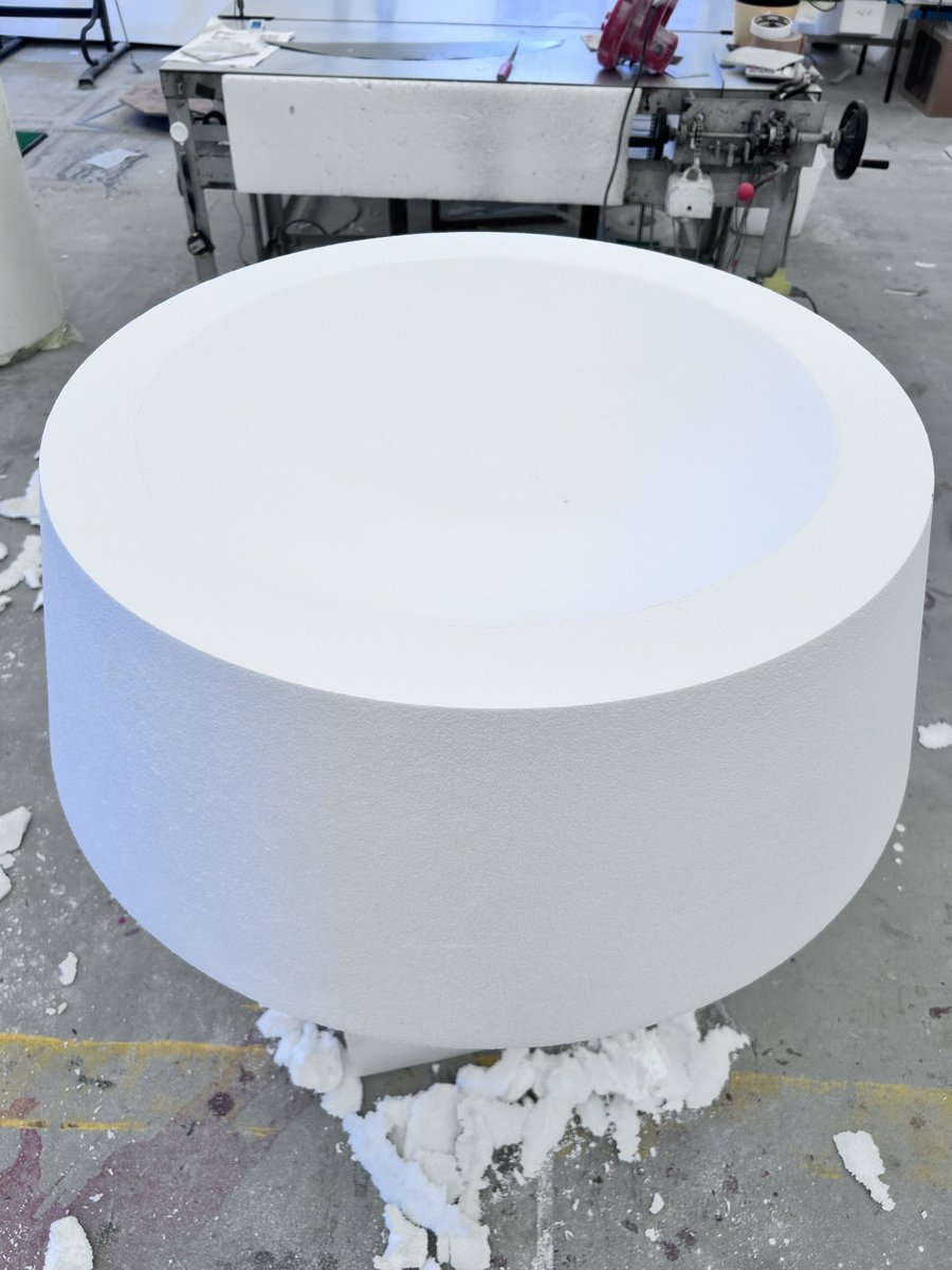 おはようございます✨
千葉県 #印西市 の天気は☔️模様で肌寒いです😕

先日の仕事で作った加工品をご紹介します🦾
🔍形状:球体と台座
🔍サイズ:直径80cm
🔍硬さ:普通

🎄用途✂️
・イベント用、地球儀🌍の芯材

本日も頑張っていきましょー🌞

#企業公式が朝の挨拶を言い合う