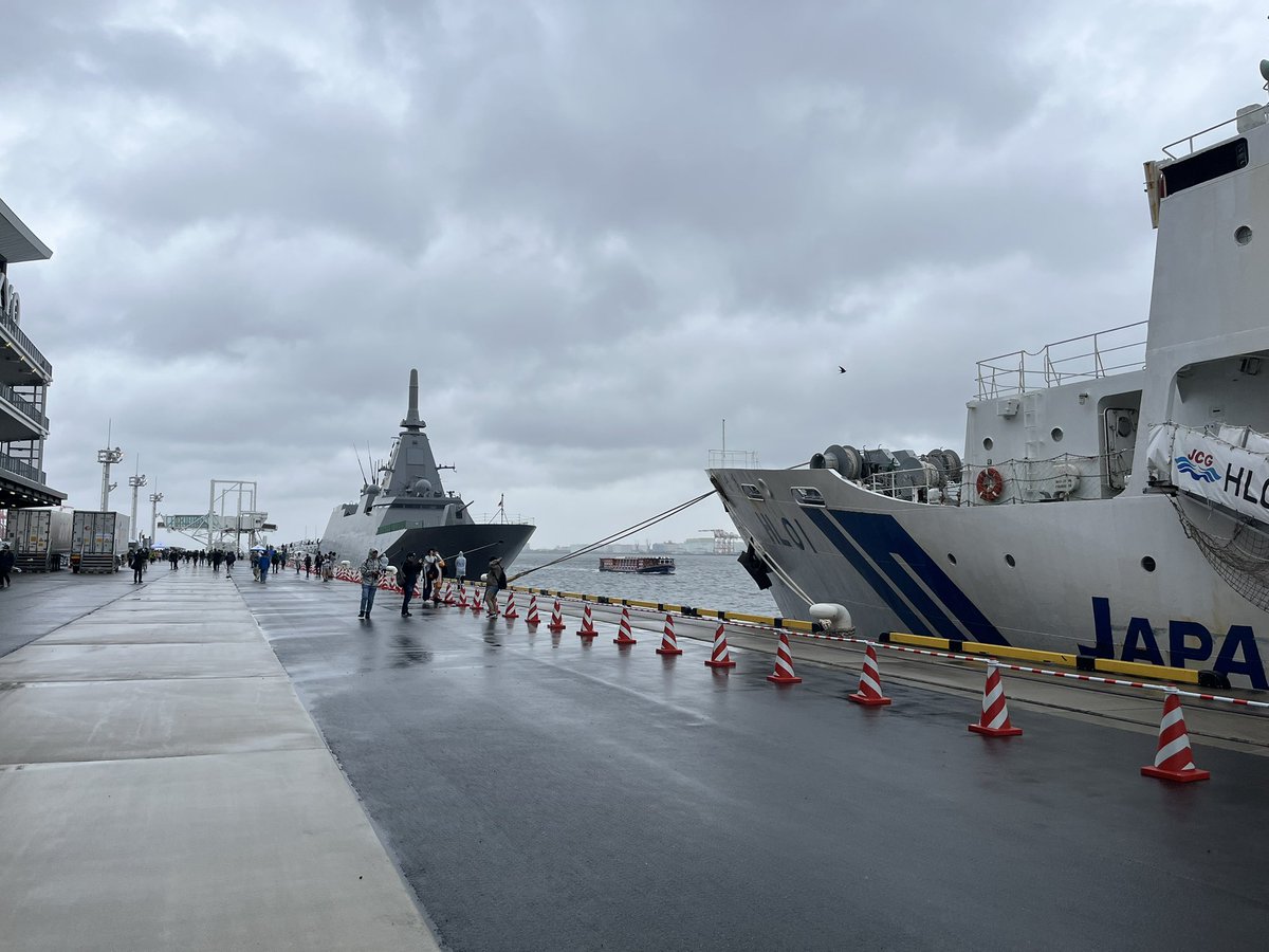 知り合いは砧の技研公開に行っている人が多い中、私は船を見に来ています。カクカクした船を一度見てみたかった。