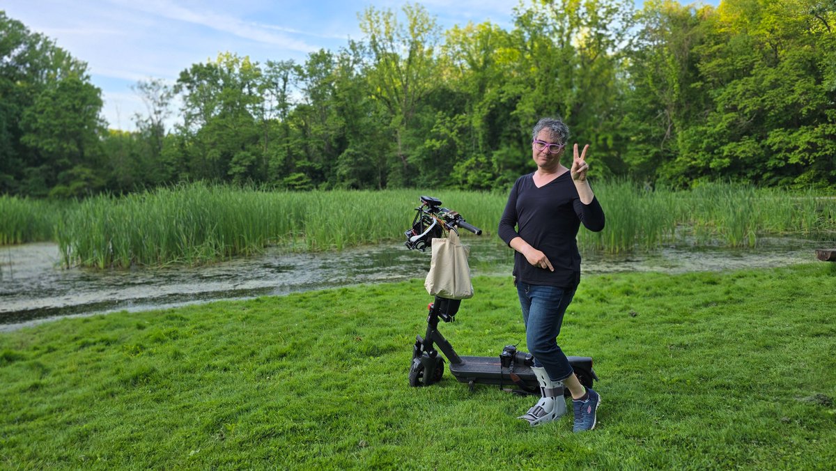 That brace boot isnt keeping me from riding (please dont tell my dr 👀 )