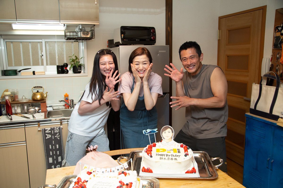 「PJ ～航空救難団～」撮影現場で
鈴木京香の誕生日セレモニー開催🎉

家族役の内野聖陽＆吉川愛が祝福
2つセットの特製巨大ケーキも登場🎂

📺️第7話 6月5日放送
mdpr.jp/drama/4576482

鈴木「こんなお祝いをしていただけるなんて…うれしいです！」

#ドラマPJ <a href="/PJ_rescue_EX/">木曜ドラマ『PJ ～航空救難団～』【テレビ朝日公式】</a>
