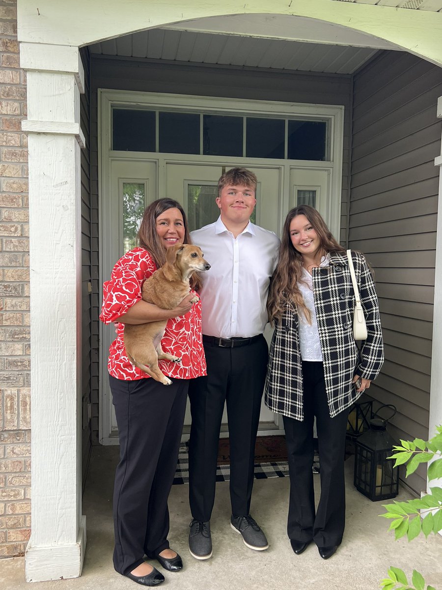 AndyAldred11's tweet photo. Congrats @AldredQuinn ! We are so proud of you. Joining @ealdredmusic as @AHSNation graduates. Now on to @UofAlabama! Go be great. https://t.co/ati3ASk0GN