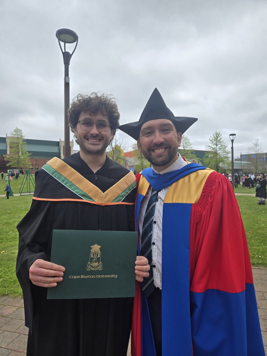 Simonthecurler's tweet photo. Another @cbuniversity Convocation for the books! Congratulations to the largest graduating class in @cbuniversity history - especially to everyone graduating from the Bachelor of Arts Community Studies (BACS) program. Great things are ahead for each of you!
#ProudProf https://t.co/yRKpcbpM7g