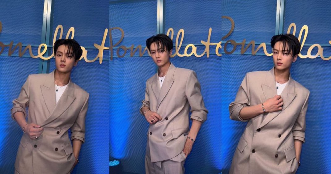 Effortless     elegance     in     every       detail 
──  Theartofnudo    captures    modern   ★
sophistication with a tailored beige blazer, 
crisp white shirt, and delicate accessories, 
set    against     a     striking    blue   backdrop.