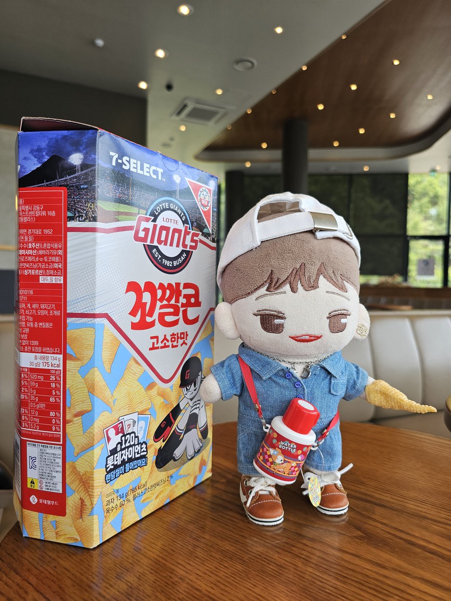 365EXO4's tweet photo. 종댕이 신났어요!!🤣🤣🤣
띠부실까도 잼있엉..ㅋㅋ
꼬깔콘도 오랫만에 먹으니 맛있넹😋😋😋 https://t.co/tvWgcVK9yw