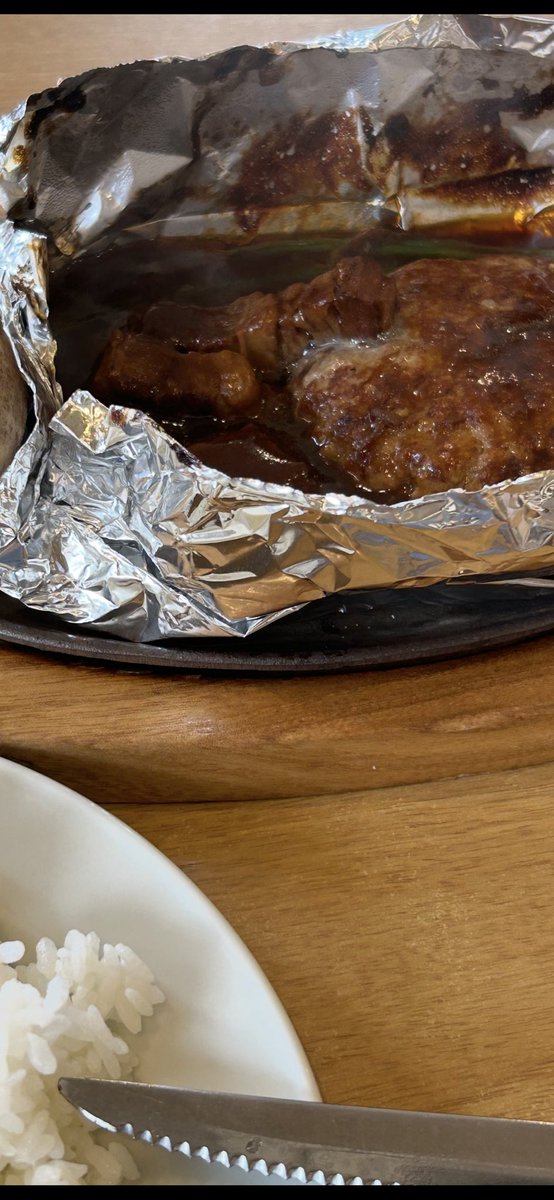 5月31日土曜日

今日のお昼は娘とランチデート😋

ココスの包み焼きハンバーグを食べました。

とってもおいしかったです♪

これからアジキのケーキを買って帰ります。