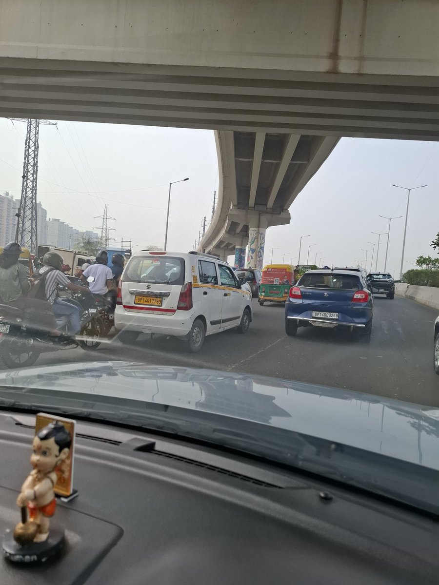 rajeevykumar's tweet photo. @noida_authority @CeoNoida @myogiadityanath @NandiGuptaBJP the area here where sector 78 road is merging towards sector 76 metro station ,a pedestrian crossing is very badly required here.The pedestrian movement causes accidents,slowness of traffic and chaos @ChiefSecyUP https://t.co/aFOkndwFbr