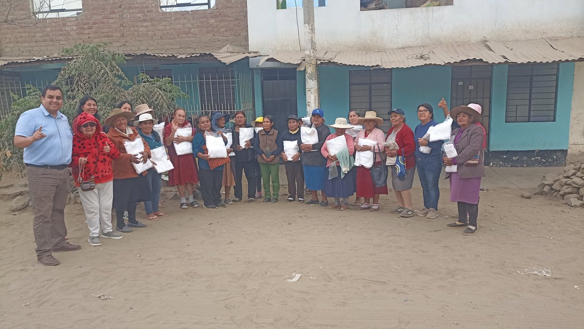 Legendarios_Vol's tweet photo. Adulto Mayor "Esperanza al Futuro" Barrio 3 - Alto Trujillo 

Compartimos con nuestras niñas grandes brindándoles una planta decorativa, una capucha de lana y un pantalón de drill. 

Agradecemos el apoyo de @corladlalibertad, @viverotrujillogarden y @convierteinmobiliaria. https://t.co/hmKHZgWd6s