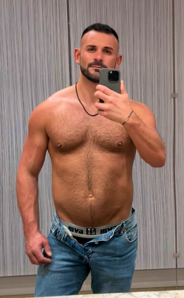Happy Friday, fam! Got a solid lift in before the weekend fun! Good vibes! 🙌🏼🫶🏼