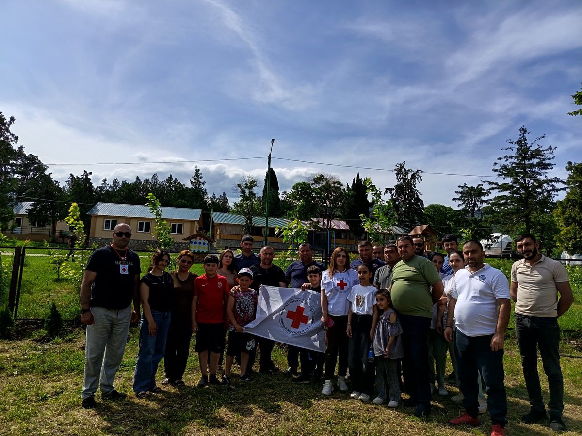 🌿💧 We’re planting hope, fostering resilience, and nurturing a future rooted in solidarity.
The Armenian Red Cross, with support of <a href="/ifrc/">IFRC</a> and <a href="/AmbaFR_Armenie/">France en Arménie 🇫🇷🇪🇺</a>, helping people from Karabakh rebuild their lives through community green activities. A great cooperation in action!