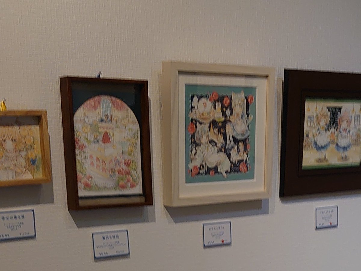 ついでその4
ぎゃらりぃあと企画展 ほのぼのかふぇたいむ。
ここはいつもかわいいな作品がいっぱい。
写真は東雲萌黄さんの作品。細部まで書き込まれた繊細な作品(ピンぼけじゃないか)