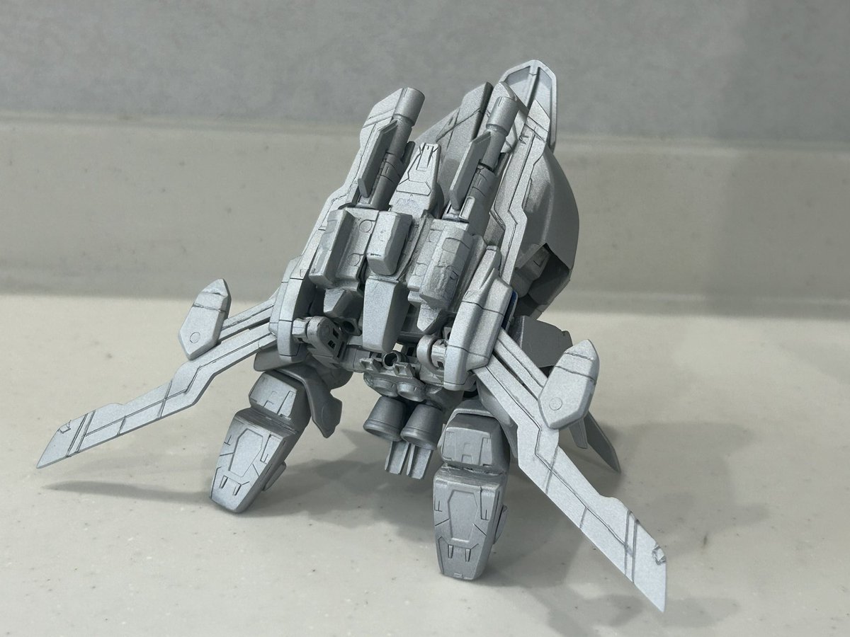 サフったどー！
うおおかっけぇぇぇぇ！
裏側も良い密度だぜぇぇぇぇ！

…

(一旦冷静になってよく見る)

…

羽根の筋彫り盛大にやらかしとるな…
所々に傷あるぞ…
まだまだ直す箇所がありそうだ…

ということで、
俺たちの戦いはこれからだ！
(打ち切りではない)

#SDガンダム 
#Gチェンジャー