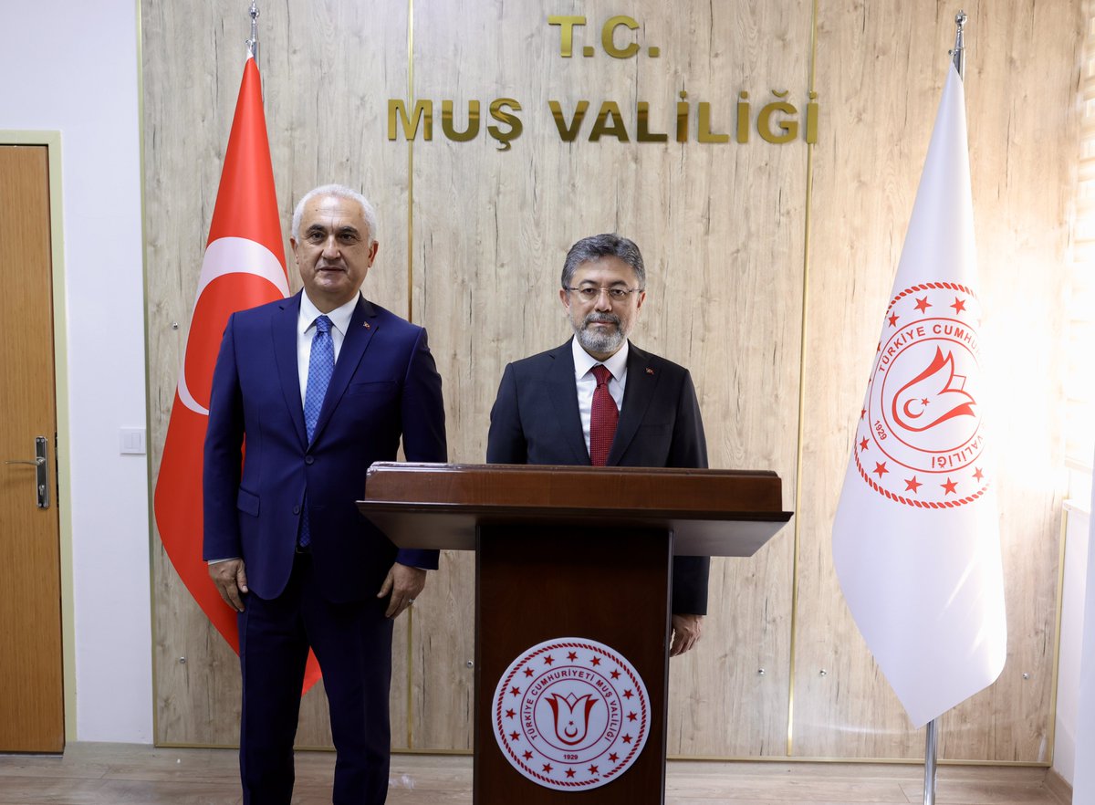 TCTarim's tweet photo. Bakanımız Sayın @ibrahimyumakli Muş Valiliği'ni ziyaret ederek Vali Avni Çakır’dan ildeki yatırım ve projeler hakkında bilgi aldı. https://t.co/Fop8zO6uII
