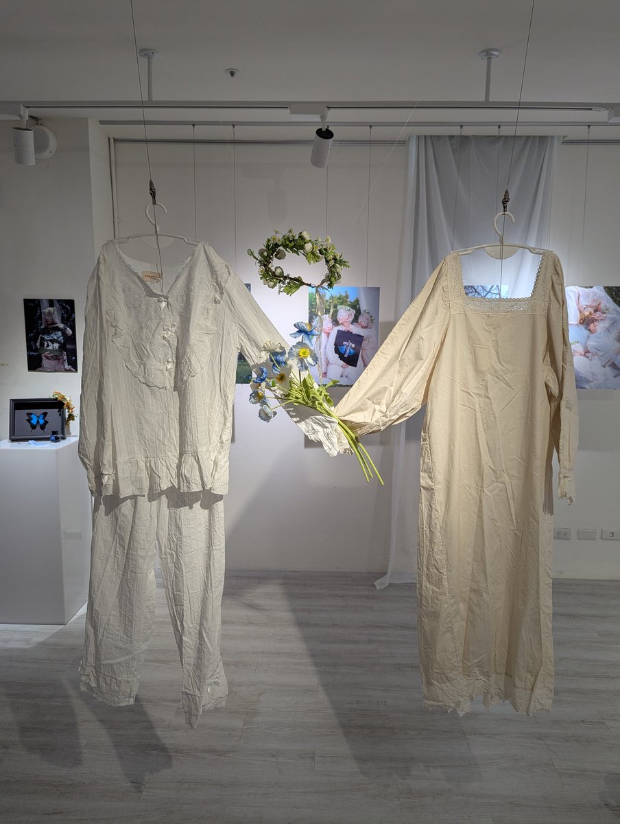 超級用心的展覽，竟然沒收費！
攝影作品設計的情景好美，現場的展示也不僅只於平面，用了長形的布條、服裝、垂吊展示，讓整個展場感覺超級豐富！
非常用心又好看的展覽，帶fufuchan來看看同期畢業生，祝福大家都好❤️💙
#Ikeday2025