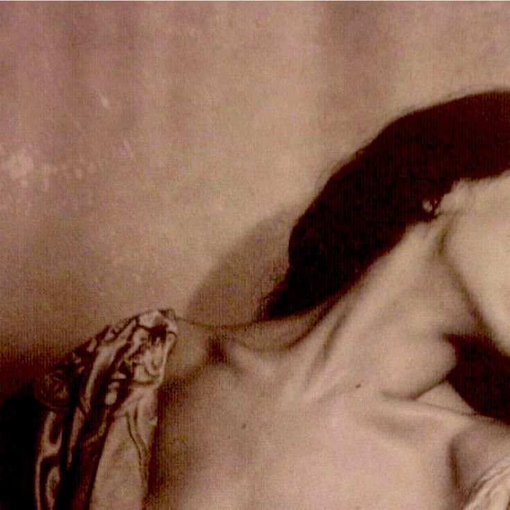 ماذا سيفعل..
رجل مثلك مع امرأة لا تصلح للحب..!
تمشي على رؤوس خيبتها..
كي لا تيقظ الرحيل المُبكر
تُرتب قرابين النظرة الأولى..
دهشة عين ..
رَحم منذور للهجر..
و نبض في عُلبة اللا مكترثة
تضعهم على عتبة الرسائل..
مع أرغفة ضوء لم تُؤكل.. وتغادر.

#لبنى_داود