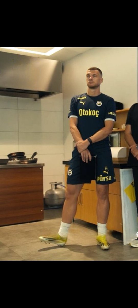 Kulüpte 3 sene aşçıbaşı olarak görev yapan Edin Džeko'yu plaketle uğurlayan Fenerbahçe yönetimini tebrik ediyorum. 
Vefa önemli. Daha önce de Volkan Demirel'i benzer şekilde uğurlamışlardı.