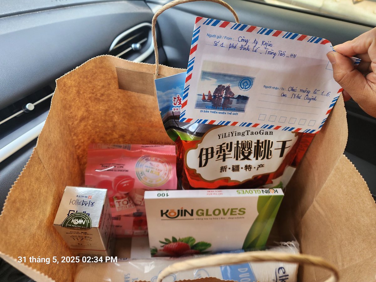 Dothihuongkojin's tweet photo. Trao các con món quà - tiếp sức các con niềm tin.
#quỹ_tony
#kojin https://t.co/xsszTeAOyt