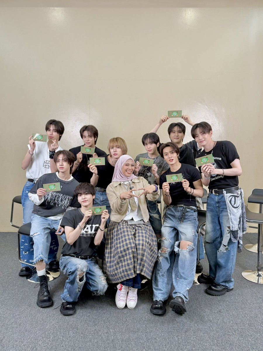 Encik, ketupat rendang di depan!! 😂 Munaabella dah duit raya dekat geng CRAVITY!! Nantikan full video Interview Munaa with CRAVITY di ERA 💚 #HallyuERA #ERARadioNo1PalingLegit #CRAVITY #KPOPMASTERZINKL