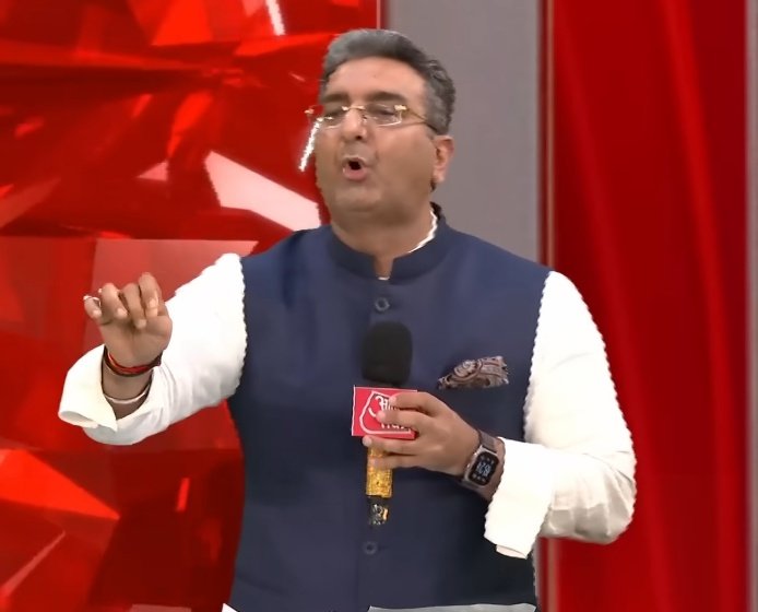 गौरव भाटिया: चौथी पास तेजस्वी यादव, आठवीं पास राबड़ी देवी
प्रियंका भारती: चौथी पास प्रधानमंत्री जी का ज़िक्र कर दिए क्या?
गौरव भाटिया: दीदी बौखला गईं हैं 
प्रियंका भारती: ही ही ही ही देखिए इनकी हरकत 
गौरव भाटिया: अऊ ऊ ऊ ऊ ऊ ऊ ऊ ऊ ऊ ऊ 
इस डिबेट में गौरव भाटिया का चरित्र दिख रहा है