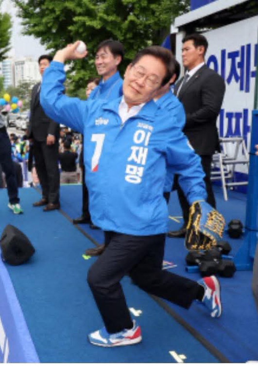 차라리 압도적 카리스마라도 있는 빌런이면 
기분이라도 덜 나쁘지 
어디서 저런 개좃만한 좃병신한테 
나라가 휘둘리냐 씨발 치욕스러워