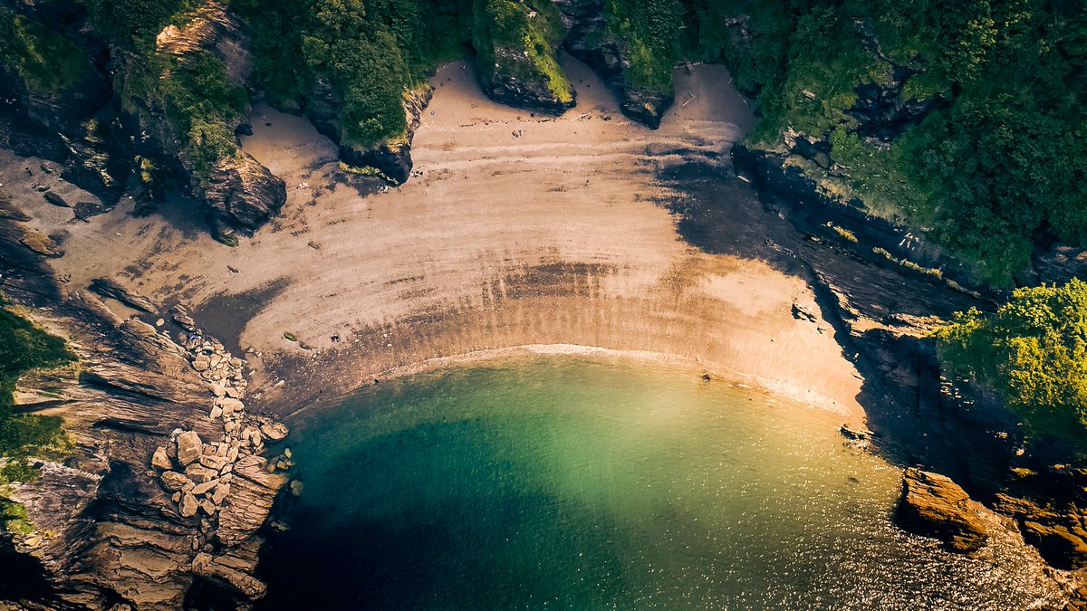 From above, it looks like Thailand.
But this hidden beach is in Devon.
Broadsands — turquoise, cliffs, and quiet beauty.

📍Available as a print in my Etsy shop.

#BroadsandsBeach #DronePhotography #UKHiddenGems