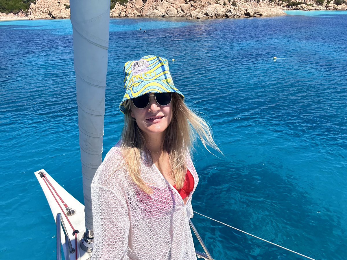 Think you’re in the Bahamas? Nope — you’re in Cala Coticcio, Arcipelago della Maddalena, where Sardegna serves tropical vibes with a side of pasta. 🇮🇹💙 The water’s unreal, the views are pure magic… but when the sun sets, you have to leave. 💔⚓ #NotTheBahamas #MaddalenaVibes