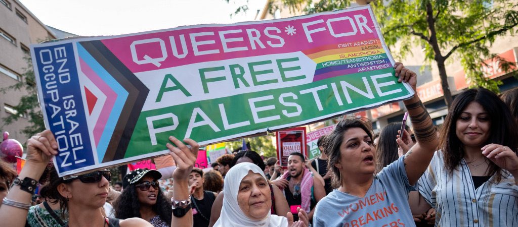 Мне очень нравится классический ЛГБТ-флаг 🏳️‍🌈 или флаг трансгендеров 🏳️‍⚧️.
Это лаконичные и клёвые флаги, отличные символы.

Но вот прогрессивный ЛГБТ-флаг (2018 года и последующих версий) выглядит тупо. Он жутко напоминает флаг Палестины своим треугольником 🔻, который отдельно в