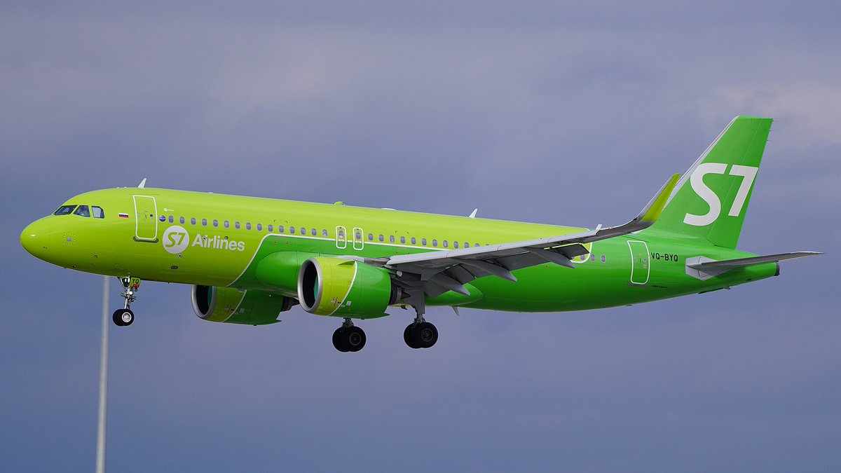 S7 Airlines, também conhecida como Siberian Airlines, é a maior companhia de aviação privada da Russia. Segundo informações recentes uma parte substancial dos voos desta companhia está a ser cancelada devido à falta de componentes para manter os motores Pratt &amp; Whitney que