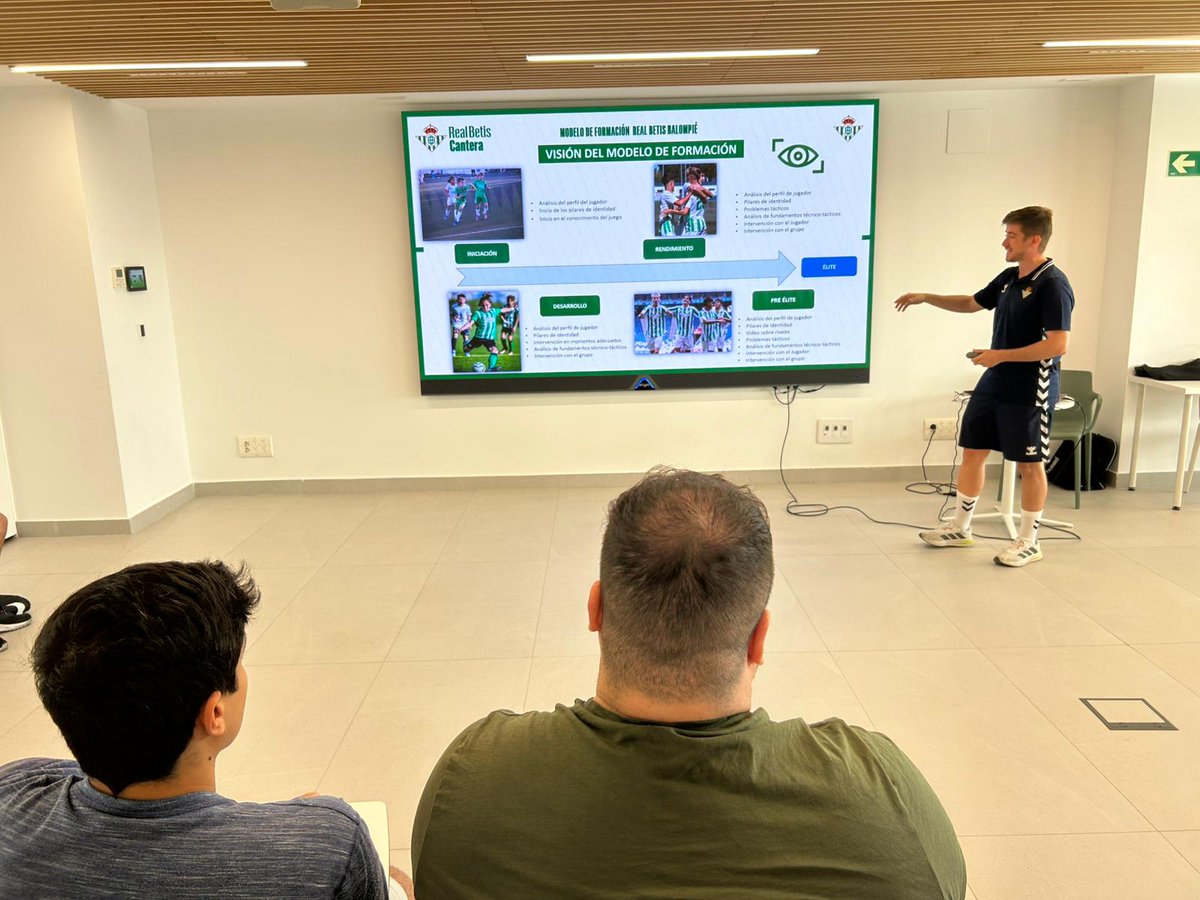 📸 Clausura del Curso Profesional de Analista Táctico en Fútbol en la Ciudad Deportiva del <a href="/RealBetis/">Real Betis Balompié 🌴💚</a>  con Alejandro Mendoza analista del <a href="/RBetisCantera/">Real Betis Cantera</a> y <a href="/JesusBotelloAD/">Jesús Botello</a> analista deportivo <a href="/RTVBetis/">Real Betis RTV</a>
⚽Agraceder al <a href="/RealBetis/">Real Betis Balompié 🌴💚</a> la colaboración