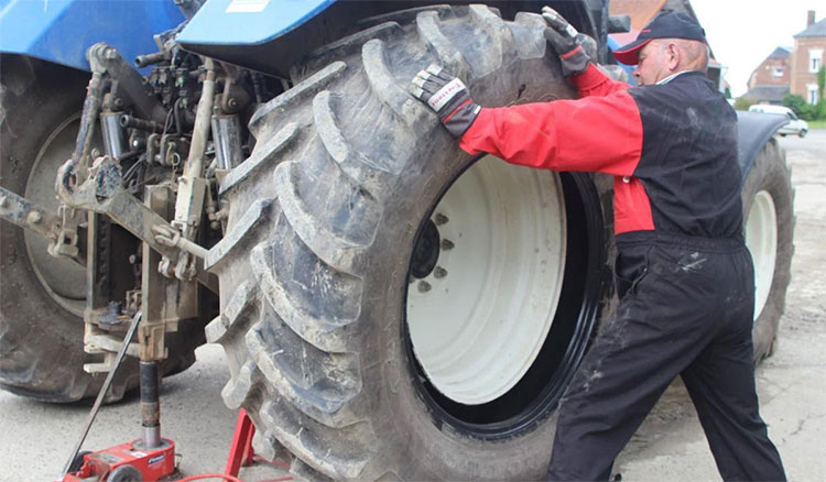 BridgestoneAgri's tweet photo. 13 règles de sécurité pour les interventions sur les pneus agricoles https://t.co/fXZ1oISNxd https://t.co/sfnMxwleNC