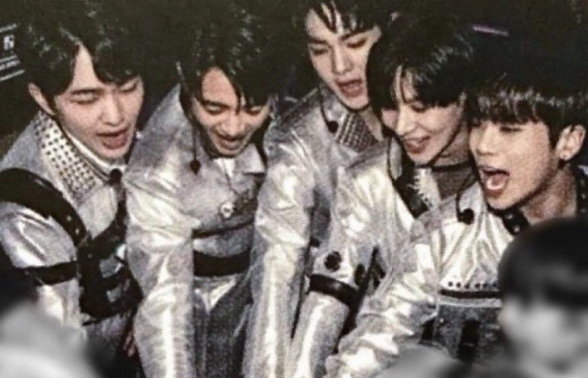 myang909's tweet photo. 우리가 간다! 
울트라 샤이니 변신!!!!!! https://t.co/u4TytzrgZy