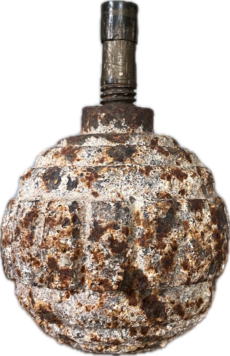 Gort_Line's tweet image. German kugelhandgranate 1913 model and 1915 model. The 1915 model was adopted to allow easier machining. Given them by the wonderful M. Fouchat of Pozieres, whom I’m sure old timers like me will remember!