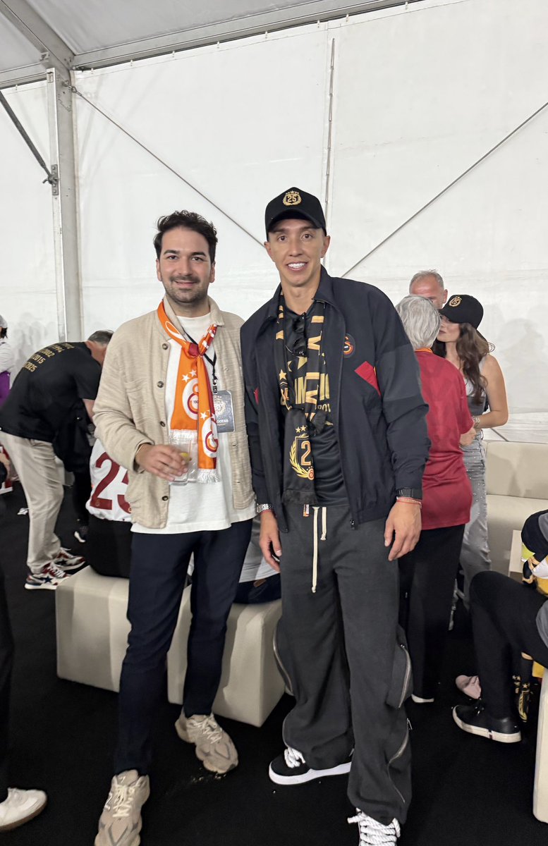 There is no sorrow in this farewell only deep gratitude.
We’re not sad that it’s over;we’re grateful for the chance to say goodbye,and for the great love you let us live.This beautiful farewell won’t make us forget you we are thankful for everything.
💛❤️ Gracias por todo, Nando.