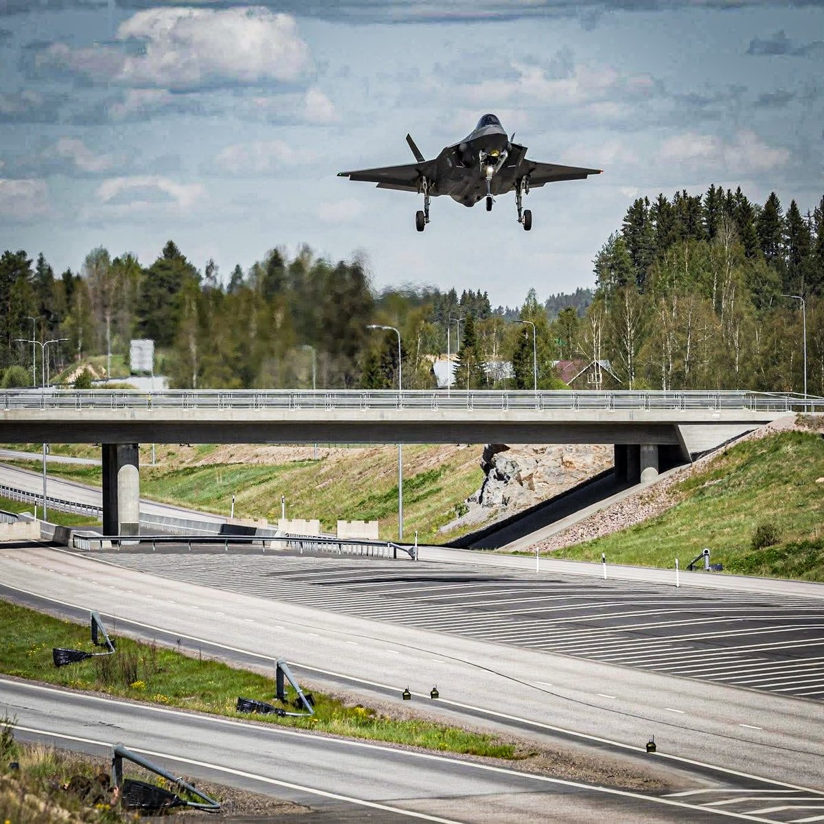 That's not something you see every day 👀

NATO Allies practised operating aircraft from highways in Finland and Sweden, improving their ability to quickly use airpower from unconventional locations  🛣️ ✈️

🔗 ac.nato.int/archive/2025-2…