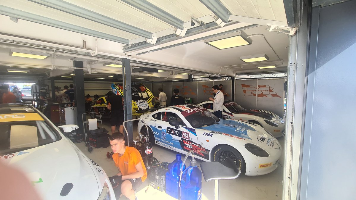 Teams getting ready for Free Practice

#SupercarsEspana #JaramaClassic