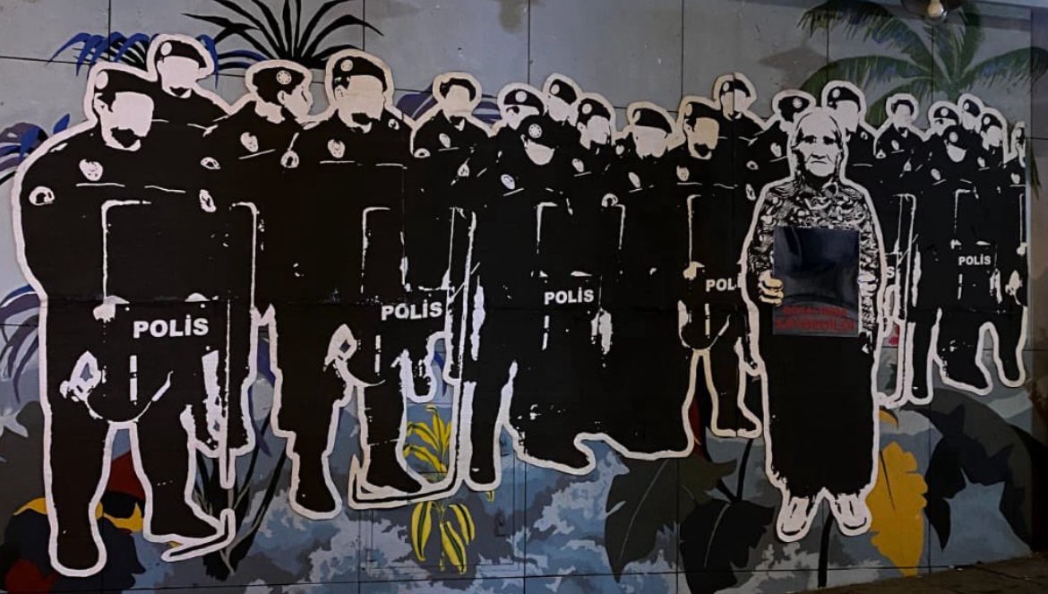 Cumartesi Anneleri’nin 1053. haftasında, 30 yıllık sessiz çığlığımıza…
“Acılara bürünmüş,
Gözyaşlarıyla hüzünlenmiş,
Kayıp şehrin sokaklarına bıraktım silüetimi.
Yüreğimde kapanmayan bir yara,
Unutulmayan bir isimsin.”
#CumartesiAnneleri30Yıl #CumartesiAnneleri1053Hafta