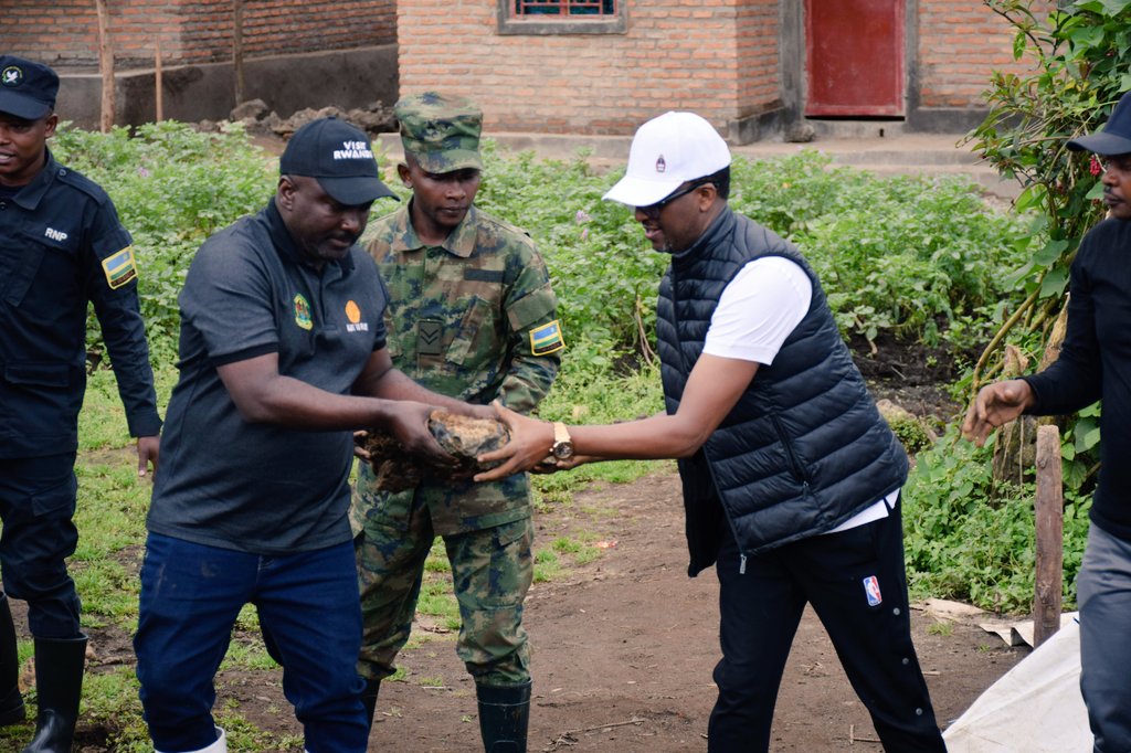 RwandaNorth's tweet photo. Kuri uyu wa gatandatu, Guverineri @gahundemaurice ari kumwe n'Abadepite muri @RwandaParliamnt, Abasenyeri bo muri EAR, n'Inzego z'Umutekano, bifatanyije n'abaturage b'Akarere ka Musanze, Umurenge wa Musanze, Akagari ka Kabazungu mu muganda usoza Ukwezi kwa Gicurasi 2025 https://t.co/5ezXtyFSQz
