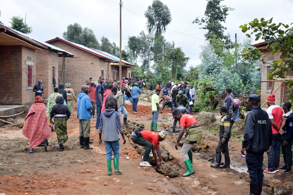 RwandaNorth's tweet photo. Kuri uyu wa gatandatu, Guverineri @gahundemaurice ari kumwe n'Abadepite muri @RwandaParliamnt, Abasenyeri bo muri EAR, n'Inzego z'Umutekano, bifatanyije n'abaturage b'Akarere ka Musanze, Umurenge wa Musanze, Akagari ka Kabazungu mu muganda usoza Ukwezi kwa Gicurasi 2025 https://t.co/5ezXtyFSQz
