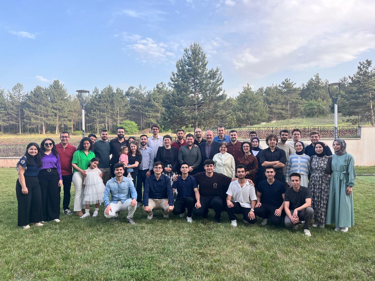 Derneğimiz topluluklarından Eskişehir Osmangazi Üniversitesi Tıpta Açık Düşünce Kulübü öğrencileri ve mezunları danışman hocaları Prof. Dr. Muzaffer Metintaş'ın emekliliğini kutlamak ve yeni akademik danışman Prof. Dr. Güntülü Ak'a danışmanlık devri için bir araya geldiler.