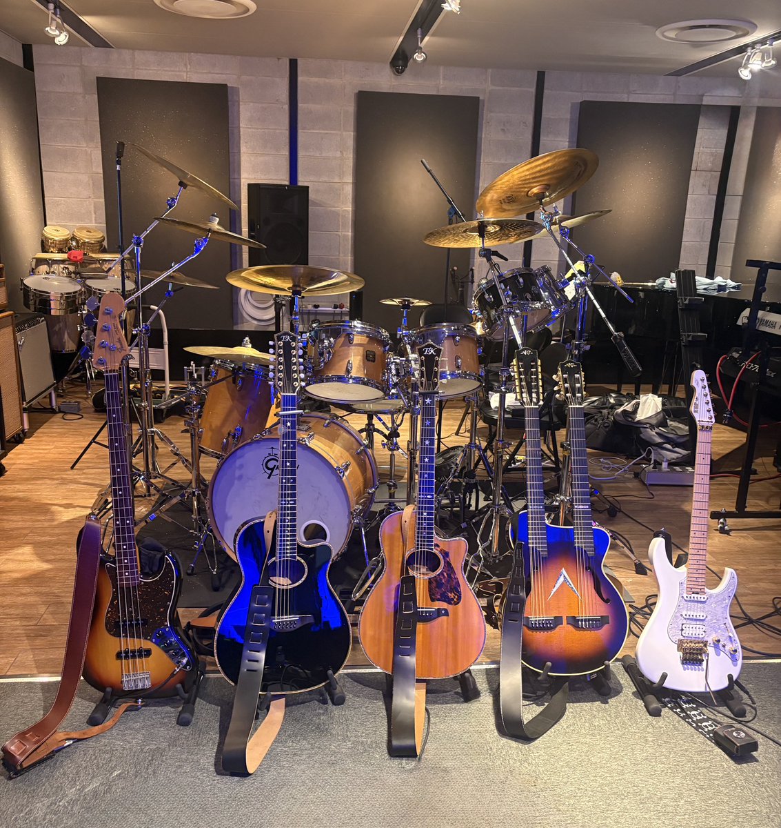 rockdomtomy31's tweet image. 9月のワンマンに向けてスタジオ練習でした。
セトリは一昨日知って個人練習もせずにいきなりやるとはw
しかし、アコギの数が一番多いアルコピバンドってウチらぐらい?
※後ろにあと2本寝かせてあります(・∀︎・)
さて飲みに行くか🍺