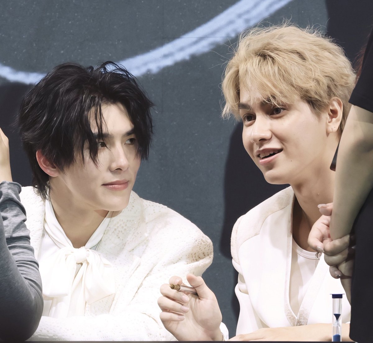 The eyes of Love!!! 😍😍

SmartBoom 1st Fansign in Shanghai 

#SmartBoominShanghai <a href="/bxxm_rvw/">บอ อู มอ บูมบูม🐋✨</a> <a href="/smart_csnp/">Smart Chisanupong</a>  
#TopFormTheSeries #smartcsnp   #BXXMRVW #SmartBoom