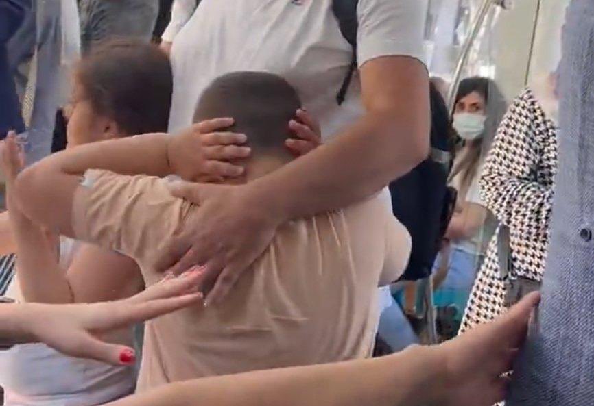 #SONDAKİKA Marmaray’da Çocuklarının Önünde Bir Babanın Darp Edilmesi Türkiye’yi Ayağa Kaldırdı

Sosyal Medya Adeta “Sürek Avı” Başlatıldı, Sedat Peker Devrede: “Görüşeceğiz”

İstanbul Maltepe’de bulunan Süreyyapaşa Marmaray İstasyonu’nda meydana gelen bir kavga Türkiyeyi ayağa