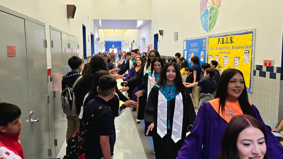 We hope our seniors felt the love during their Senior Walk at Desert Wind, their home for 10 years, from Pk-8th grade! Everyone from students, teachers, custodians, cafeteria and office staff were excited to see them walk the halls one last time! #TeamSISD #ALLIN #LoveDesertWind
