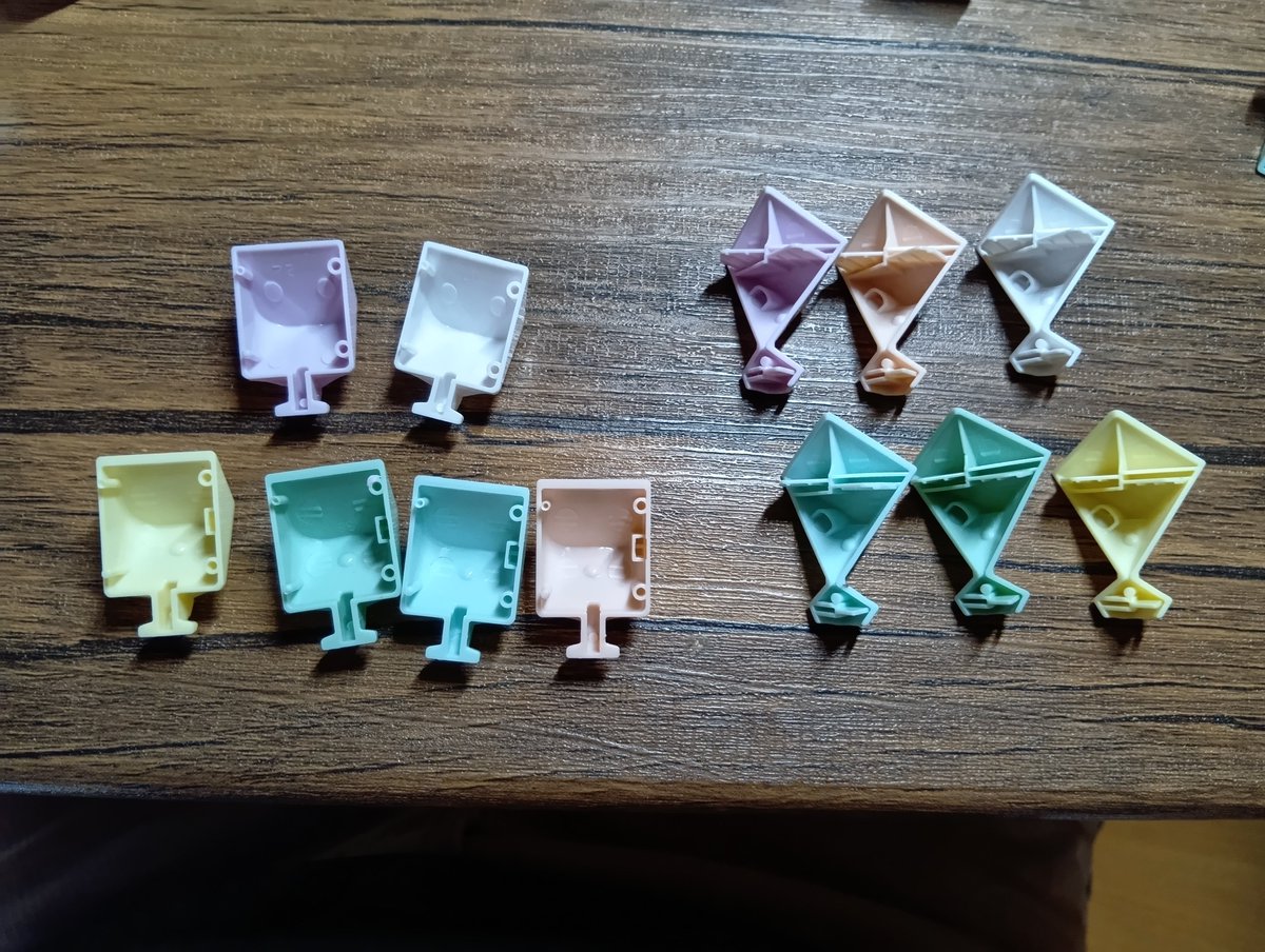 Squate_1's tweet image. 磁石は入ってないけど、白・紫以外のエッジパーツとコーナーは全色に磁石ポケットが付いてた

白・紫のエッジパーツが別型なの謎すぎる