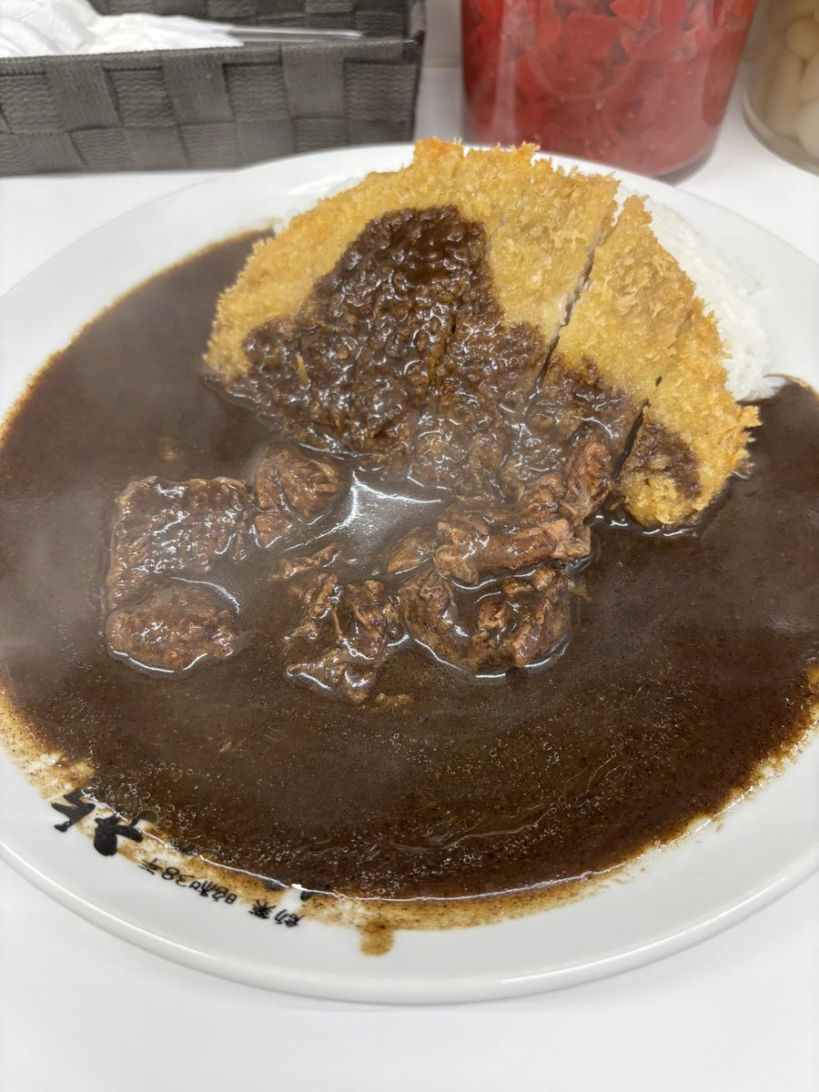 04zou's tweet photo. 小倉駅前のノスタルジックな世界は無くならないで欲しいですね。
龍のカレー久しぶりに食べますがトロ肉が贅沢に入ってお値打ちです😋 https://t.co/DfEhbgHeTn