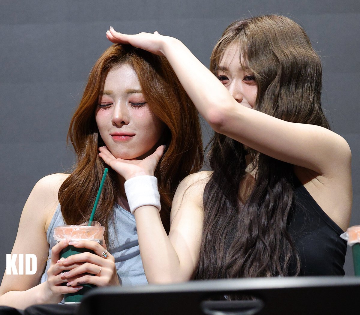 Triples_kissy's tweet photo. 250530  fansign
YuBin ❺

#공유빈 #YuBin #孔裕彬 #ユビン
#다현 #DaHyun #ダヒョン
#트리플에스 #tripleS #トエス https://t.co/VsAJ2oewZ5